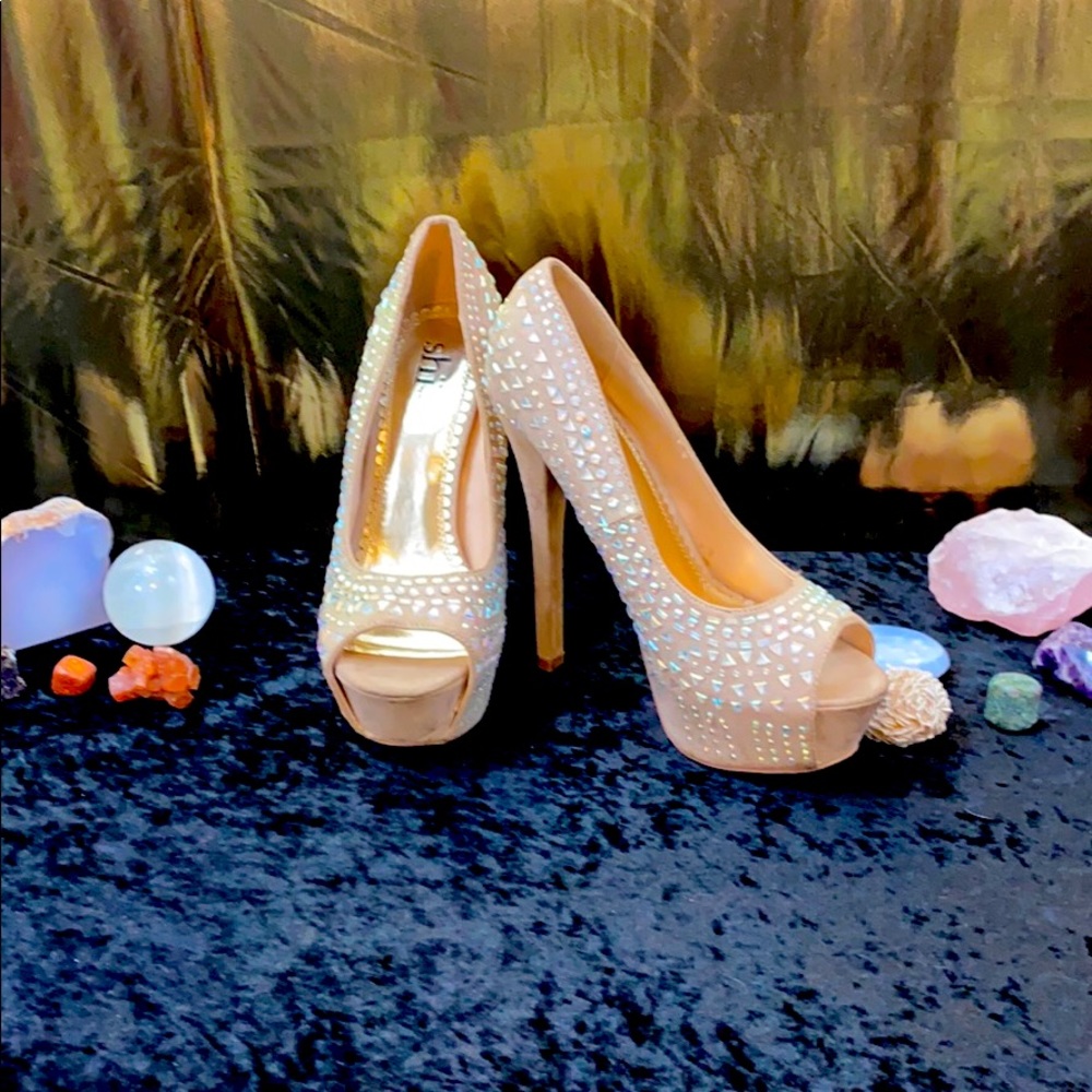 Cream design high heel size 7 Shi by Journey